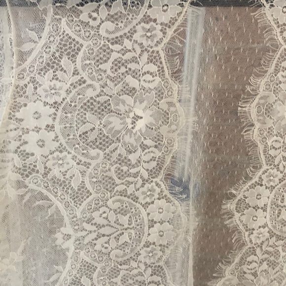 Express cream lace top size medium - Picture 2 of 4